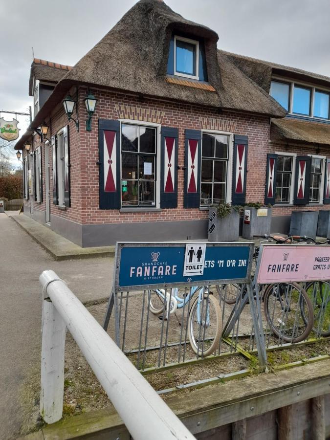 Giet Oan Gelegen Op Resort Venetie Giethoorn Exterior foto